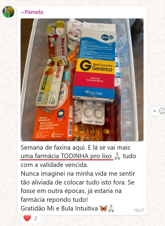 Foto da Pamela com a gaveta de remédios vencidos indo para o lixo