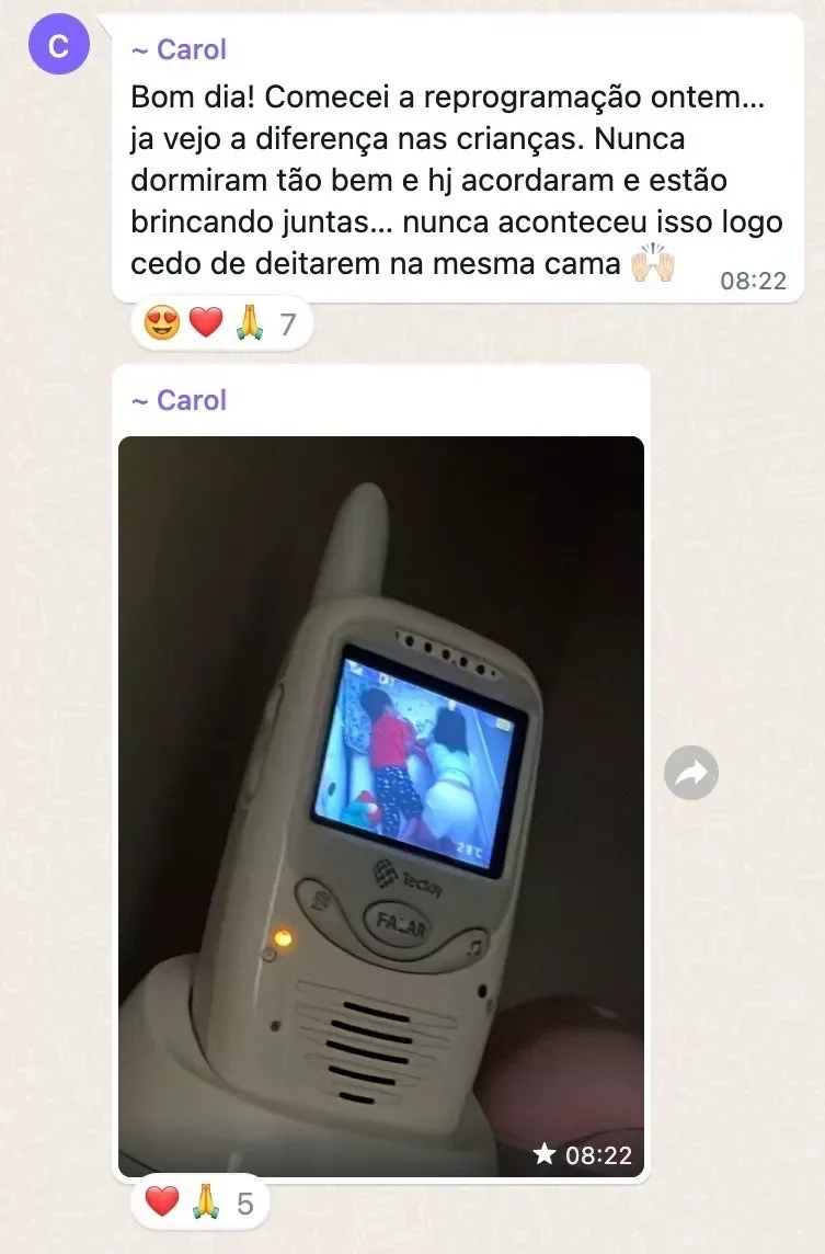 Print da Carol com a babá eletrônica mostrando as crianças dormindo