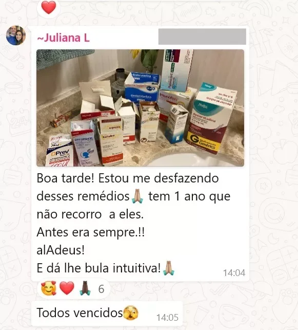 Foto da Juliana com os remédios que juntou e não usou mais